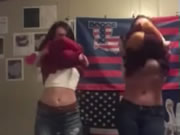 兩個米國女孩在自拍豔舞