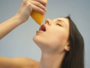 裸體萌系美少女飲用葡萄柚汁