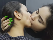 巴西兩女同乳頭愛撫深吻
